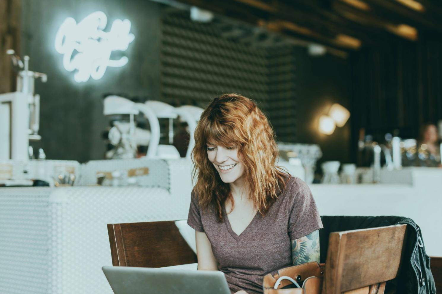 SEO analytics expert demonstrating data analysis techniques in a professional setting